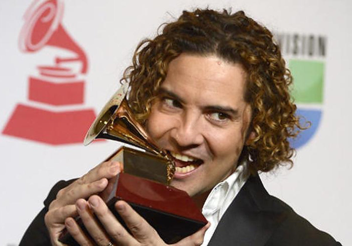 David Bisbal posa con su Grammy Latino al 'Mejor Álbum Vocal Pop Tradicional', en 2012