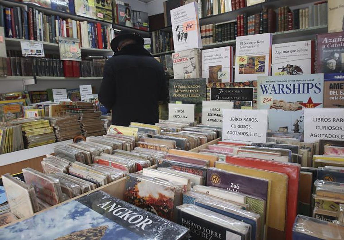 Una de las casetas de la Feria del Libro Antiguo y de Ocasión en la edición de 2022
