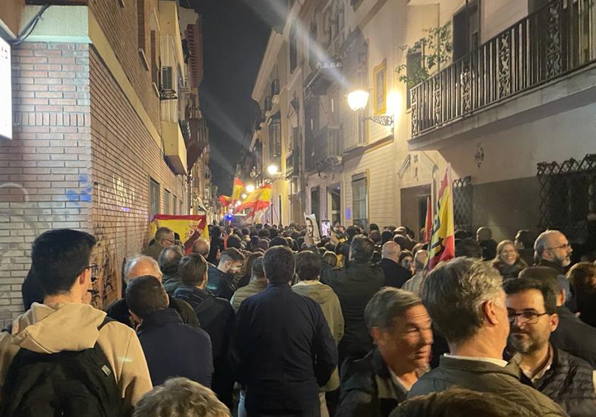 Manifestantes en la intersección de la calle Baños con San Vicente