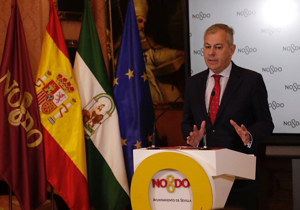 El alcalde de Sevilla, José Luis Sanz, explicando el dispositivo para los Grammy Latino