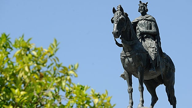 Estatua del Rey San Fernando en la Plaza Nueva de Sevilla