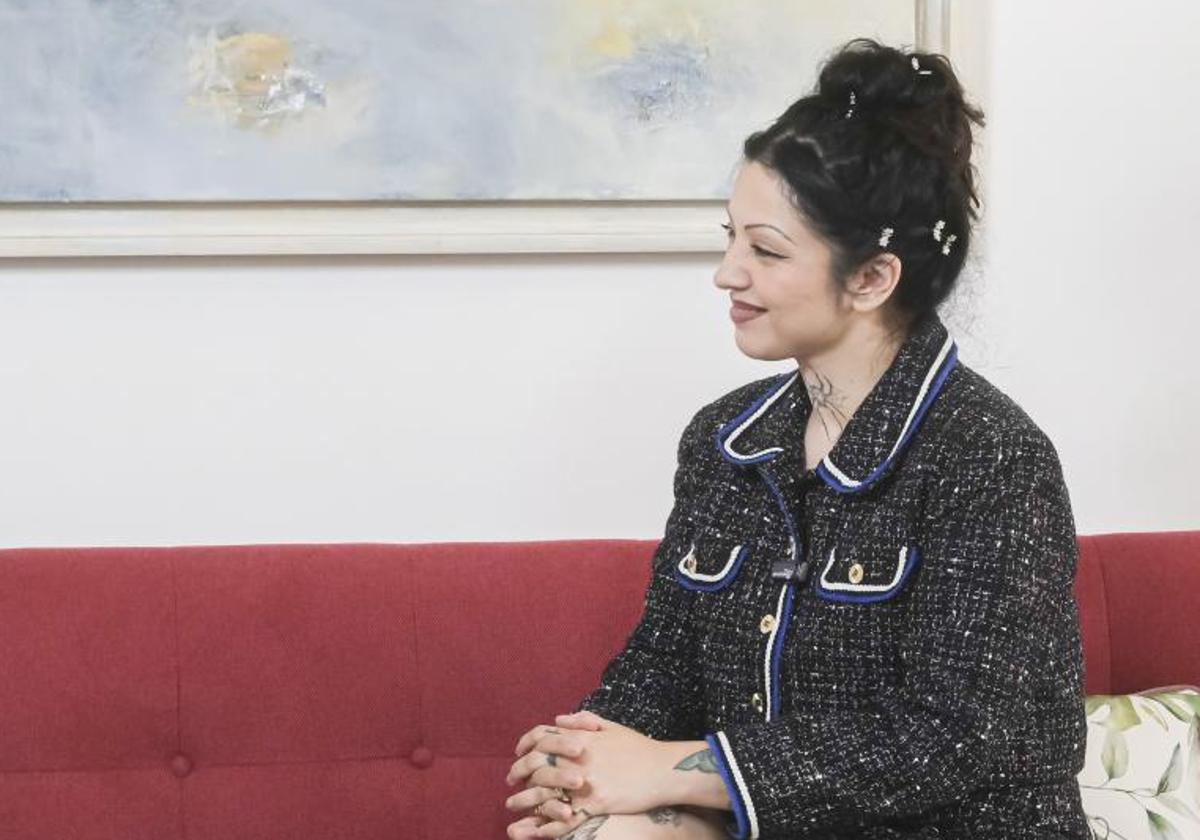 Mon Laferte en un momento de la entrevista