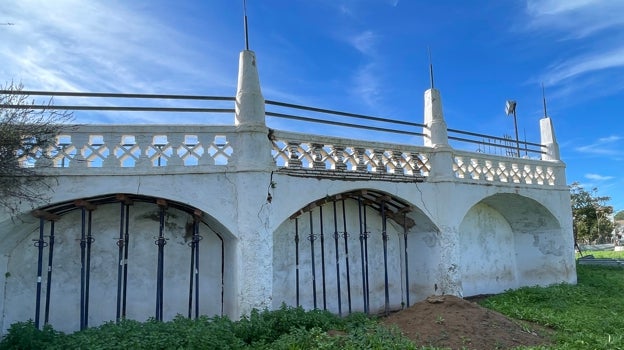 Dos arcos de la plaza de toros de Cazalla de la Sierra, apuntalados por el riesgo de desprendimiento