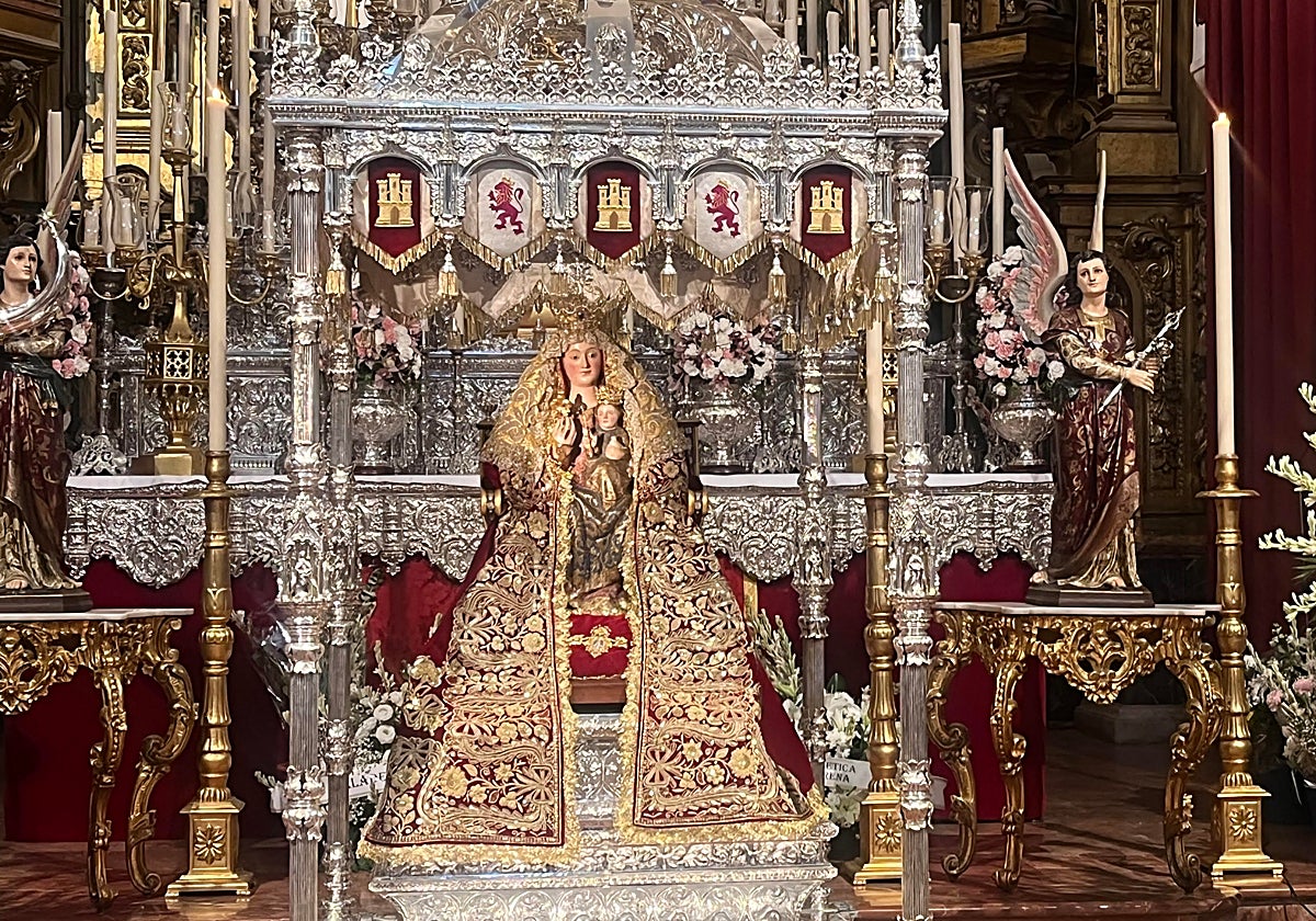 La Virgen de Valme en parte de su paso-templete con el que procesionará desde la Catedral de Sevilla