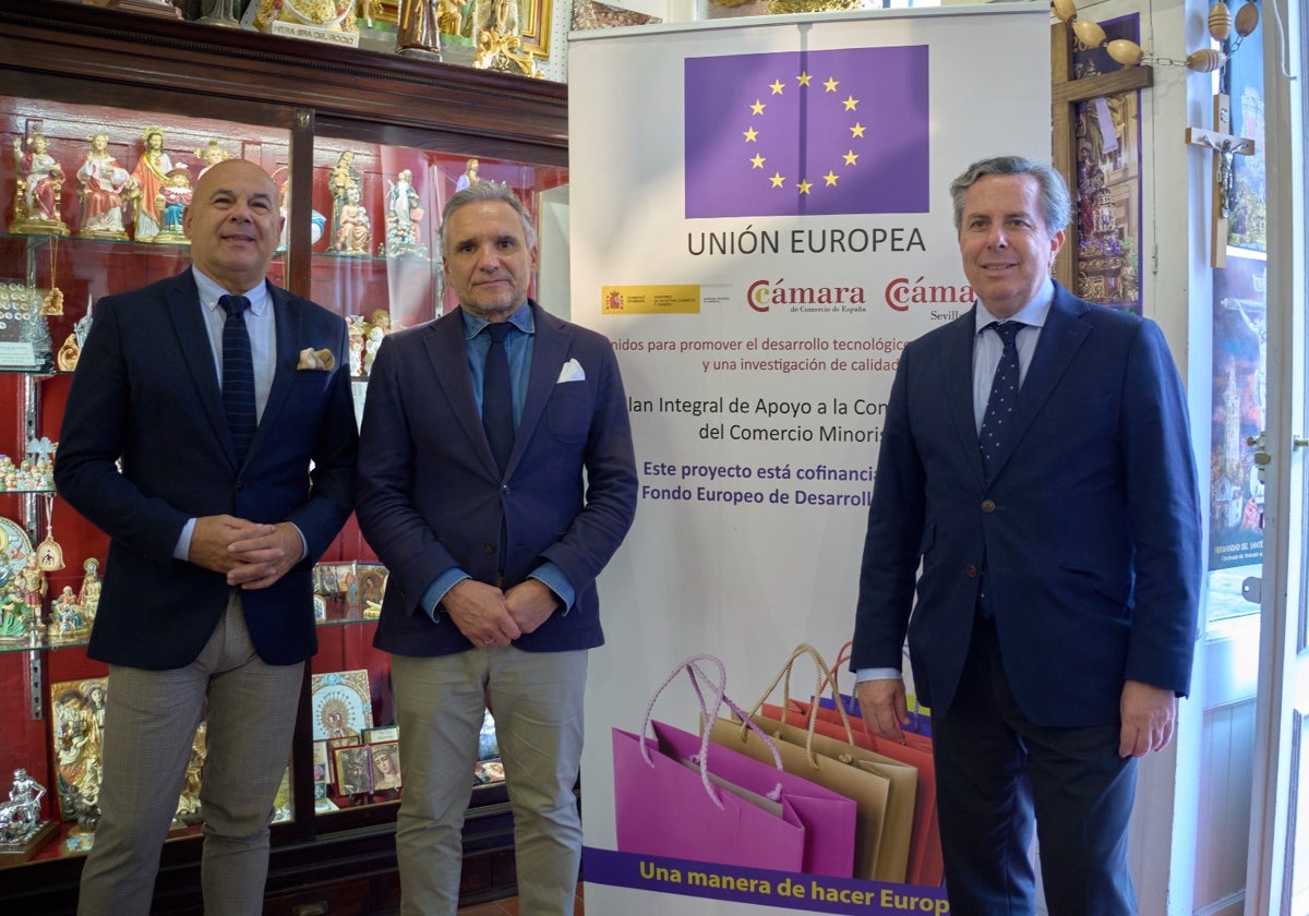 Francisco Carrera Iglesias, presidente Asociación Gremial Sevillana de Arte Sacro; Juanjo Domínguez, director General de Turismo del Ayuntamiento de Sevilla; y Salvador Fernández Salas, director gerente Cámara de Comercio de Sevilla