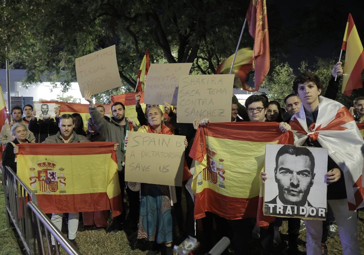 Las protestas se están llevando a cabo frente al auditorio de Fibes