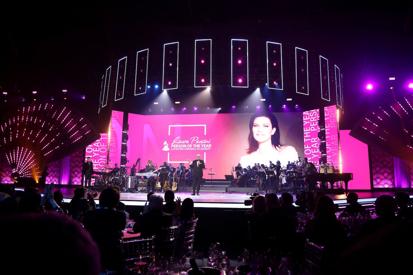 Laura Pausini recibe el premio a la Persona del Año en una gala en el Palacio de Congresos y Exposiciones de Sevilla