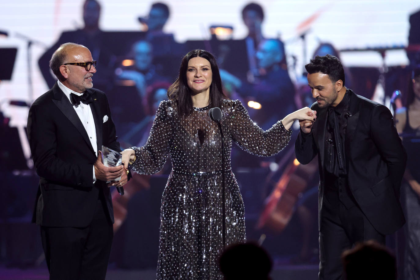 Laura Pausini recibe el premio a la Persona del Año en una gala en el Palacio de Congresos y Exposiciones de Sevilla