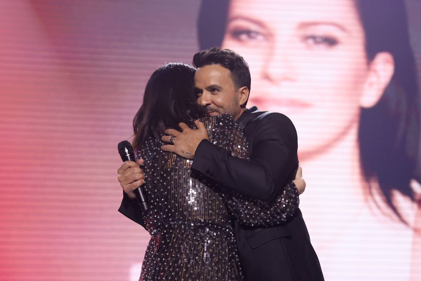 Laura Pausini recibe el premio a la Persona del Año en una gala en el Palacio de Congresos y Exposiciones de Sevilla