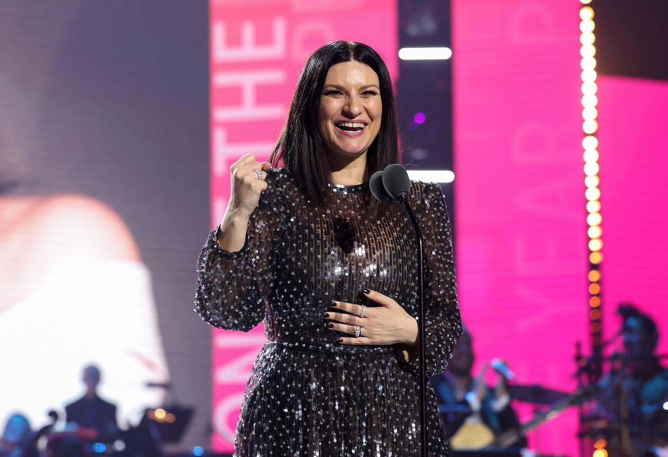 Laura Pausini recibe el premio a la Persona del Año en una gala en el Palacio de Congresos y Exposiciones de Sevilla