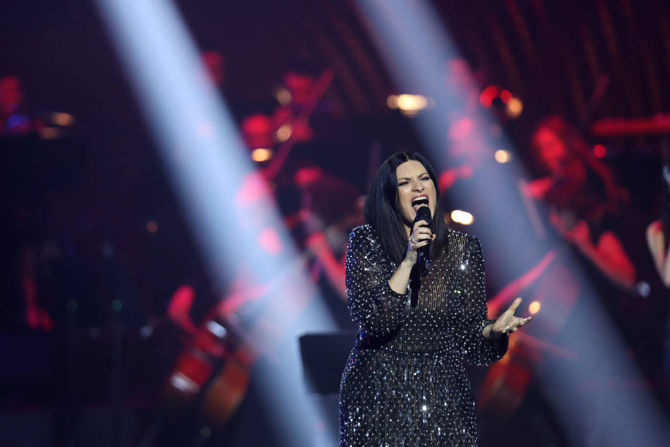 Laura Pausini recibe el premio a la Persona del Año en una gala en el Palacio de Congresos y Exposiciones de Sevilla