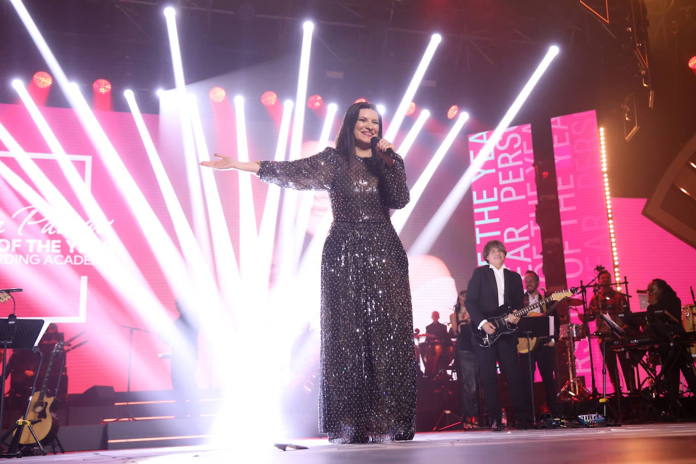 Laura Pausini recibe el premio a la Persona del Año en una gala en el Palacio de Congresos y Exposiciones de Sevilla