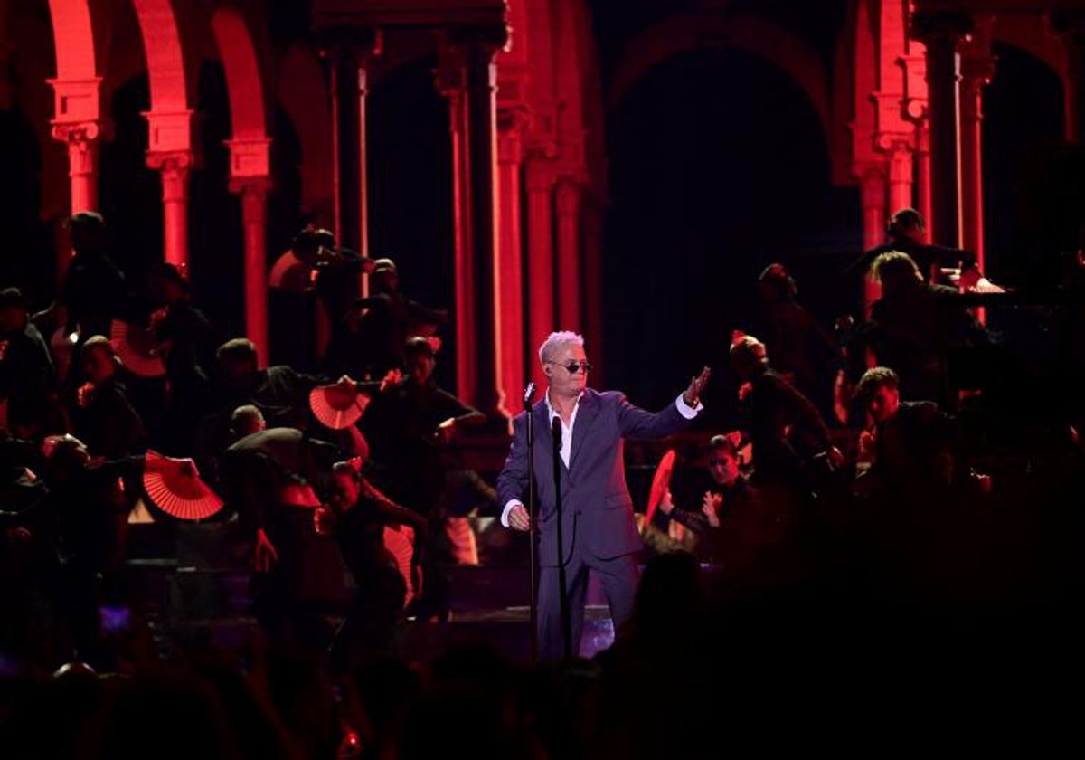 Alejando Sanz en plena actuación en Fibes