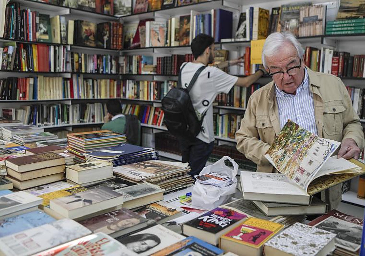 Uno de los expositores que forman parte de la Feria del Libro Antiguo y de Ocasión de Sevilla