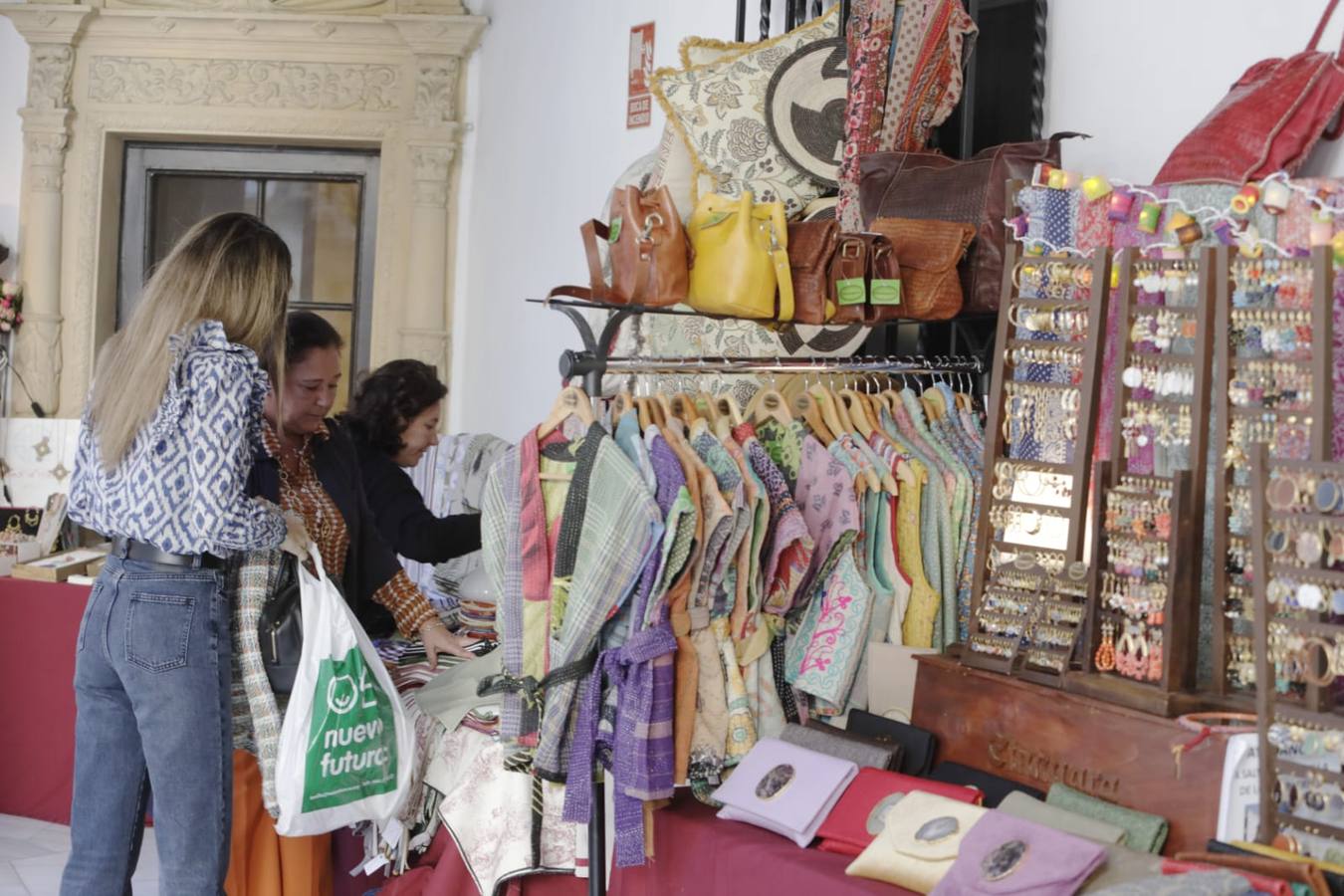 Mercado de Navidad de la asociación Nuevo Futuro Sevilla instalado en la Fundación Valentín de Madariaga