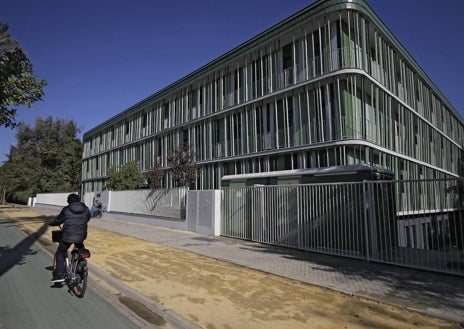 Imagen secundaria 1 - Residencias universitarias en la Avenida de la Palmera y edificio en la calle Castilla