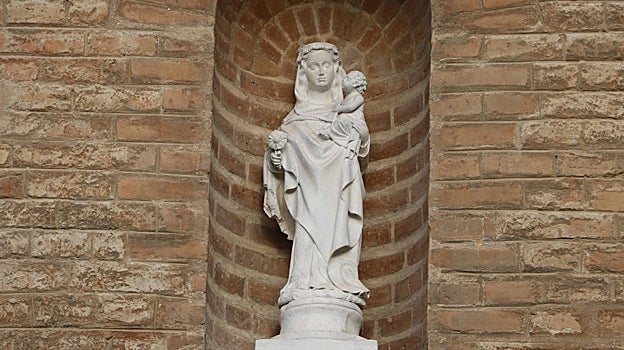 Virgen de los Olmos, único vestigio del antiguo Corral de los Olmos, que acogía el concejo de la ciudad