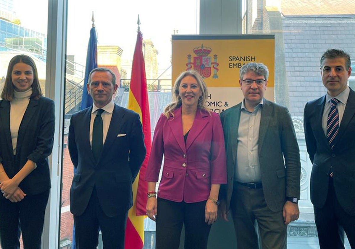 Carolina España, en el centro, junto a miembros de la oficina de Trade en Reino Unido y el consejero económico de la embajada de España en Reino Unido