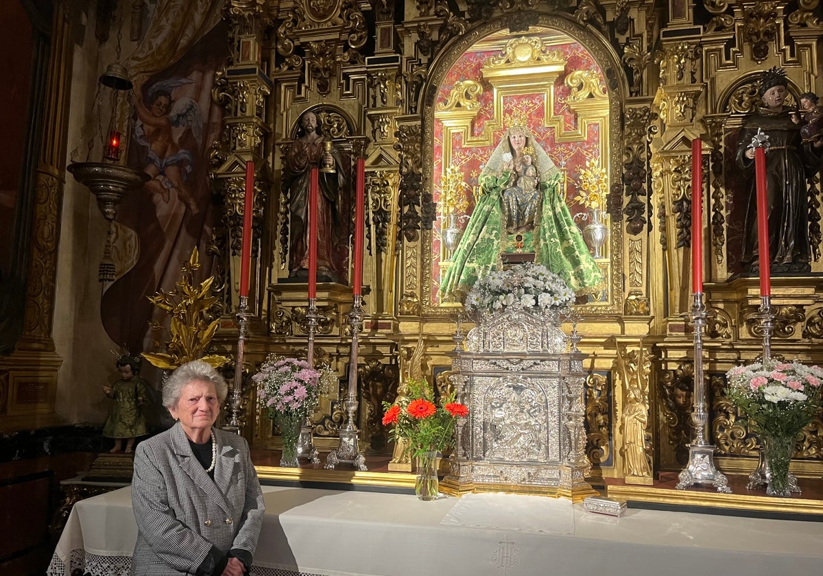 María Luisa Díaz lleva más de 50 años siendo la camarera de la Virgen de Valme