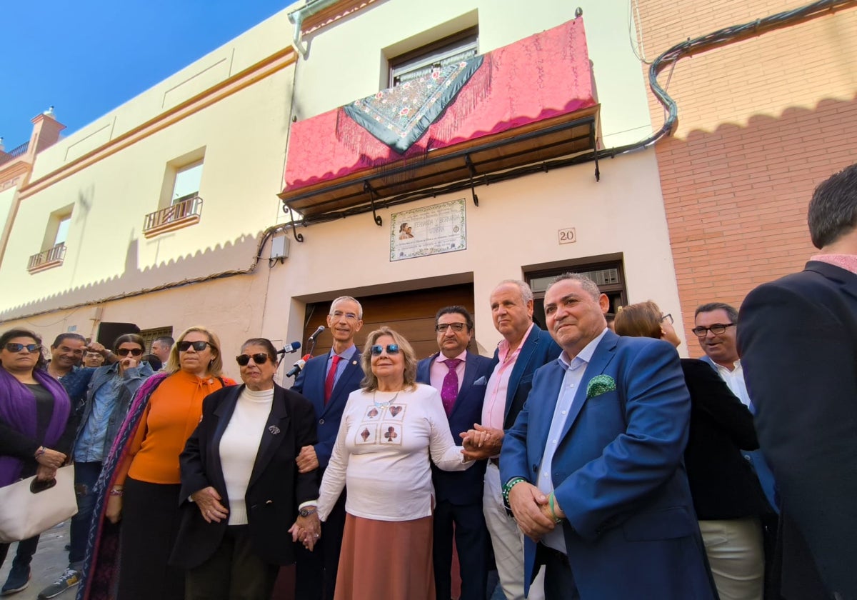 Familiares de Fernanda y Bernarda, artistas de Utrera y el alcalde de Utrera posan junto al azulejo recién inaugurado