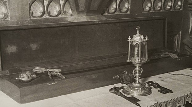 Reliquias del Rey Fernando III consistentes en un dedo (en el fanal) , su espada y las llaves de Sevilla, expuestas en la iglesia de San Luis Gonzaga