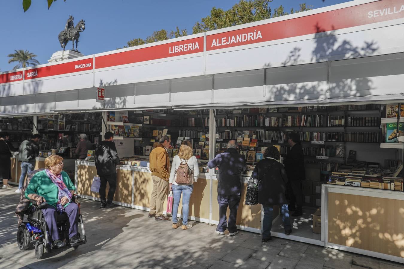 La feria del libro antiguo, en imágenes, en la Plaza Nueva de Sevilla