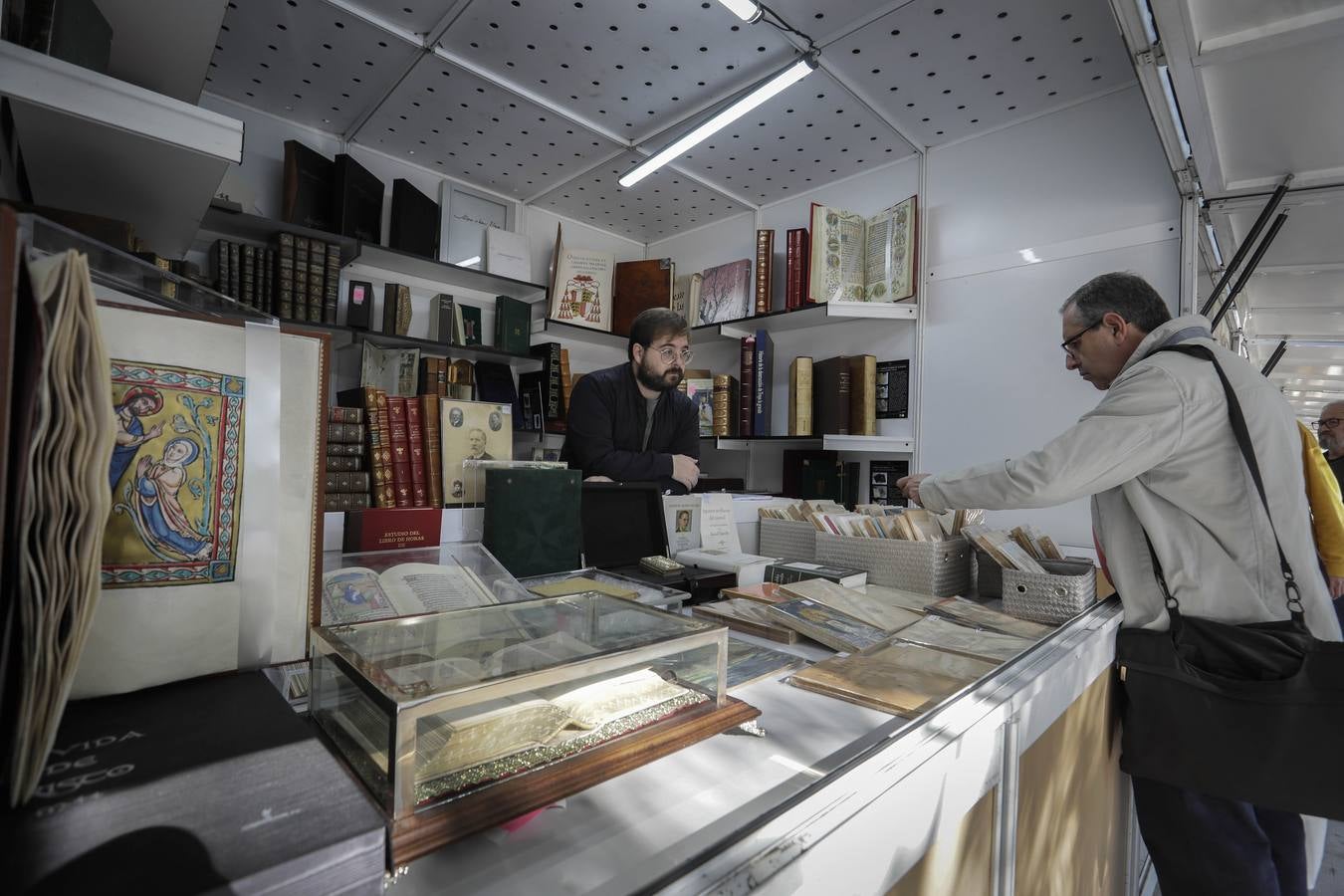 La feria del libro antiguo, en imágenes, en la Plaza Nueva de Sevilla