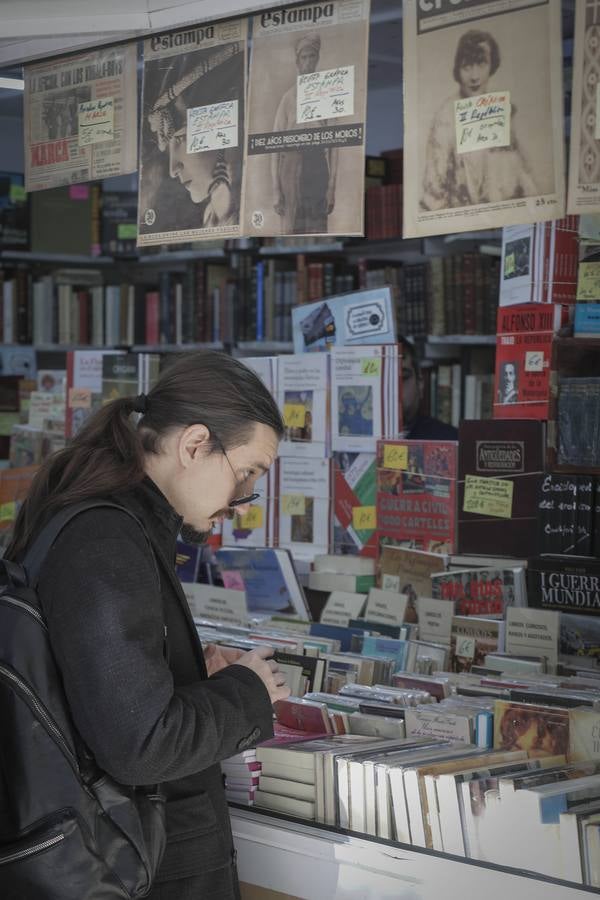 La feria del libro antiguo, en imágenes, en la Plaza Nueva de Sevilla