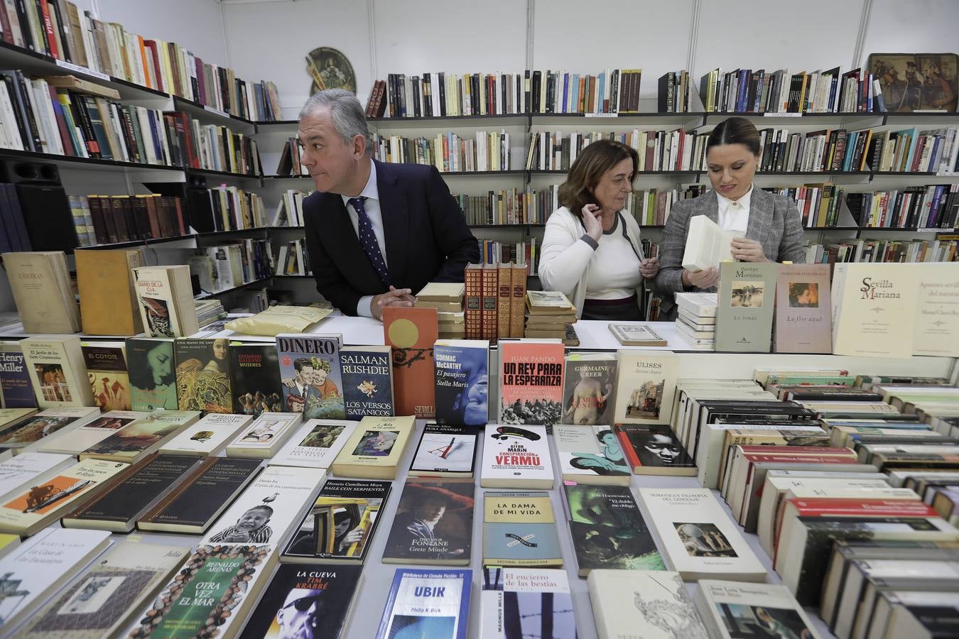 La feria del libro antiguo, en imágenes, en la Plaza Nueva de Sevilla