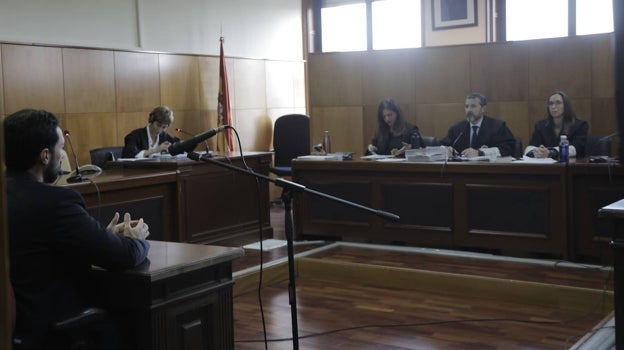Valtonyc, en el banquillo de los acusados en la Audiencia de Sevilla
