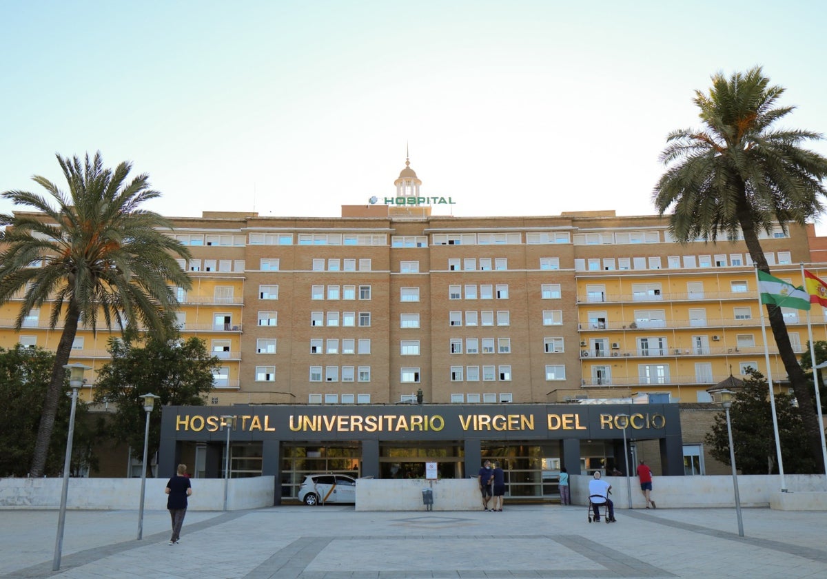 La fachada principal del hospital Virgen del Rocío