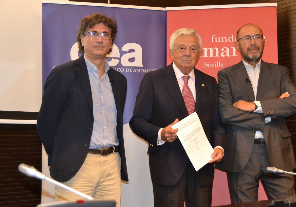El economista Manuel Hidalgo; Francisco Herrero, presidente de la Cámara de Comercio de Sevilla, y Francisco Ferraro, presidente del Observatorio Económico de Andalucía, en la presentación del informe del tercer trimestre de 2023