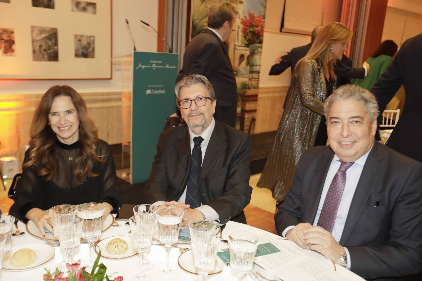 Teresa Jiménez Becerril, Ignacio Camacho, articulista de ABC, y Tomás Burgos, viceconsejero de la Presidencia, Interior, Diálogo Social y Simplificación Administrativa de la Junta de Andalucía