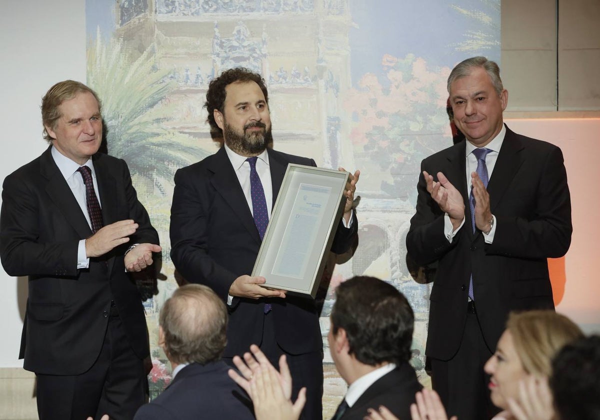 Ignacio Ybarra, presidente de Vocento, José F. Peláez, columnista de ABC y ganador del premio, y José Luis Sanz, alcalde de Sevilla