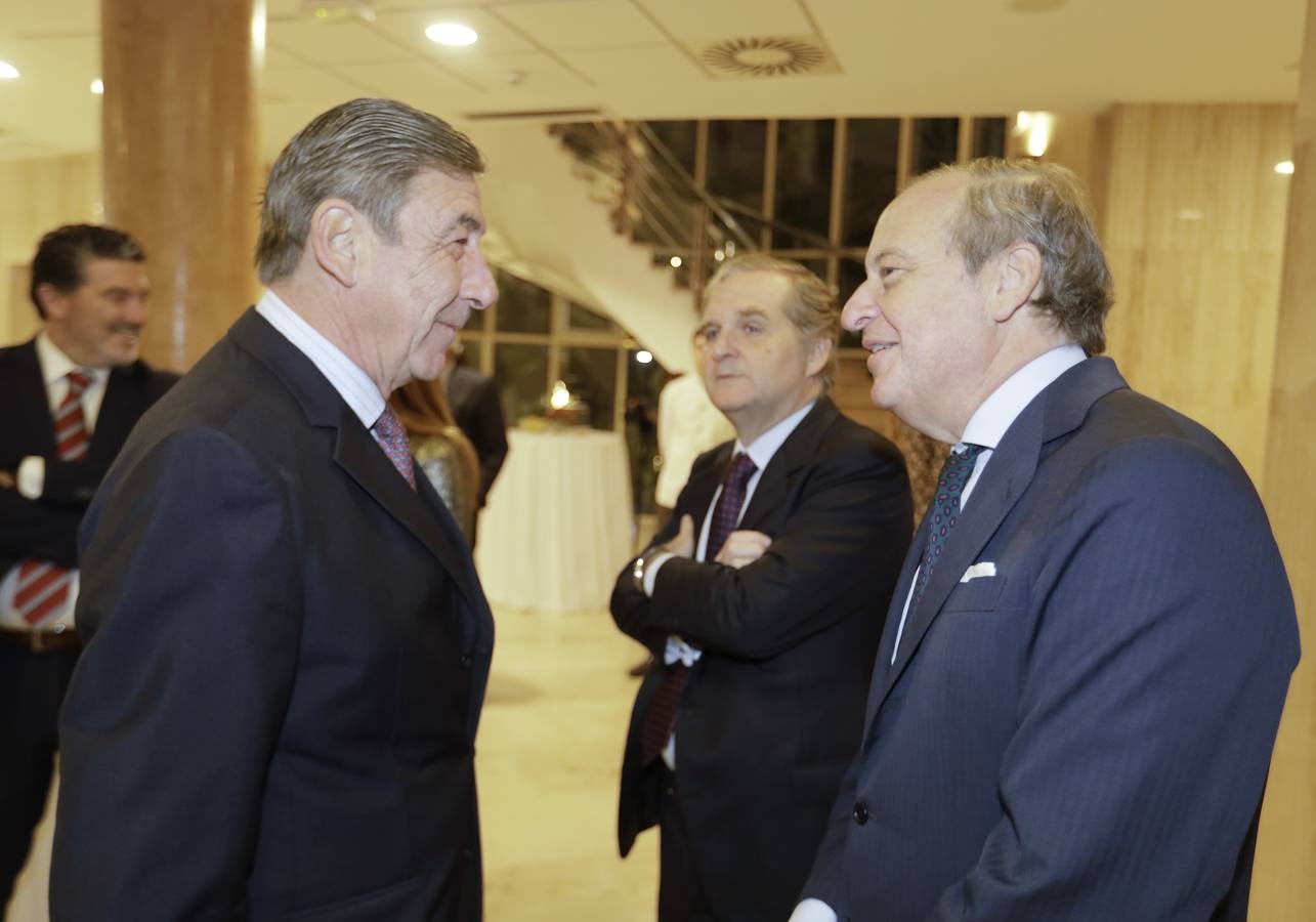 Santiago de León y Domecq, teniente de hermano mayor de la Real Maestranza de Caballería, Ignacio Ybarra y Álvaro Rodríguez Guitart, director general de ABC Andalucía