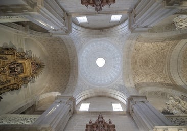 La blancura y el pan de oro brillan de nuevo en los cielos de la parroquia del Sagrario de Sevilla