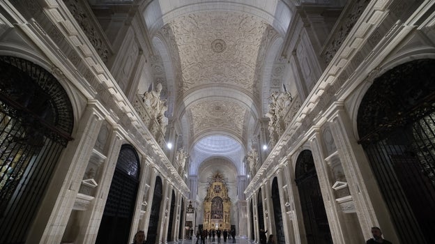 Vista del templo desde la puerta de San Fernando