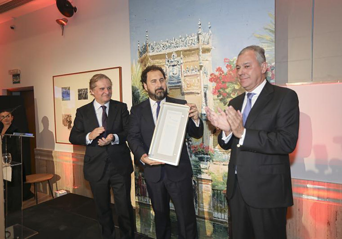 Ignacio Ybarra, José F. Peláez y José Luis Sanz, durante la entrega del XXIII Premio Joaquín Romero Murube