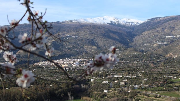 Desde la localidad granadina de Órgiva se pueden contemplar las montañas de Sierra Nevada