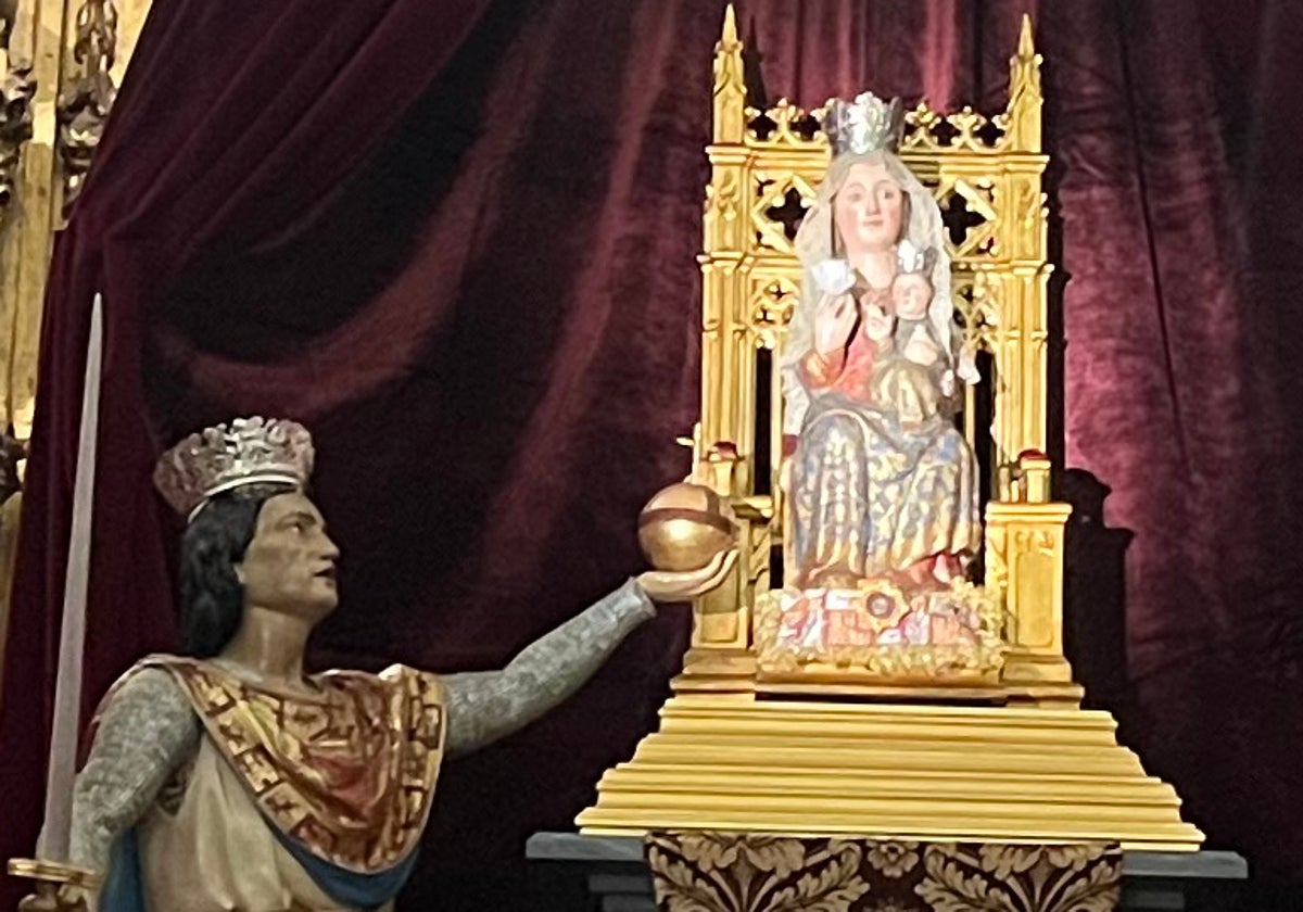 San Fernando junto a la Virgen de Valme en su talla en el Altar Mayor de la parroquia de Santa María Magdalena