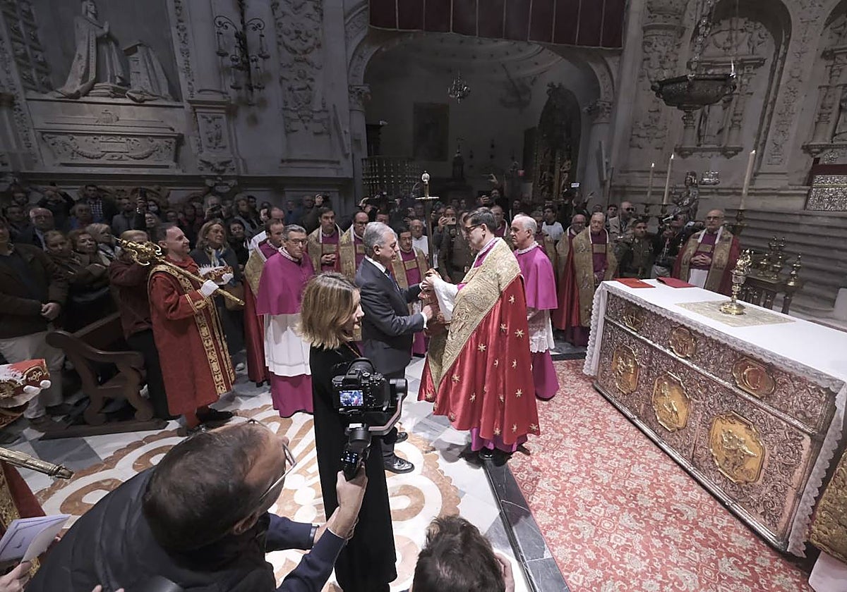 La urna de San Fernando se abre para celebrar el día de San Clemente en la Catedral de Sevilla