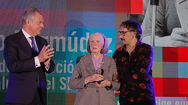 Carmen Bermúdez con el Giraldillo de Oro póstumo de su hijo Juan Antonio