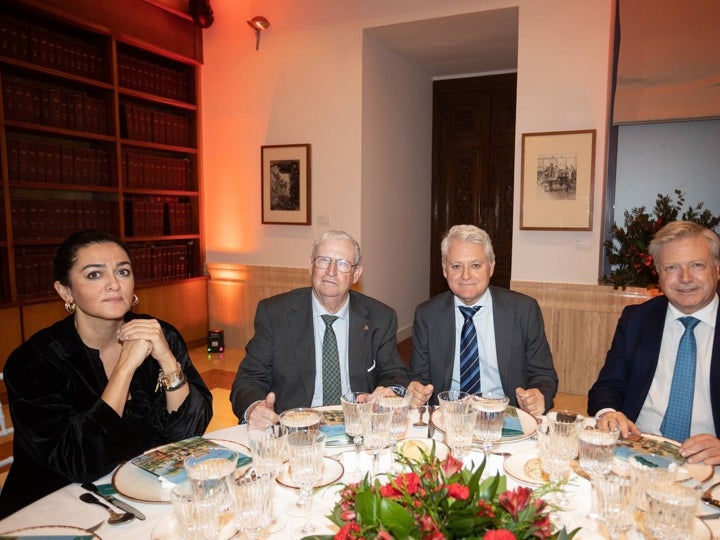 Patricia Godino, periodista, Francisco Vélez, presidente del Consejo de Hermandades y Cofradías, Juan Miguel Vega, director de Canal Sur Radio, y Juan José Primo Jurado, director del IAPH