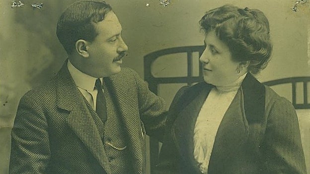 Manuel Machado y Eulalia Cáceres, en Sevilla en 1910