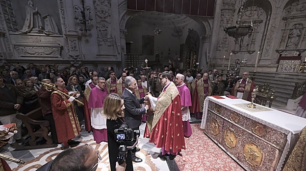 El Deán de la Catedral, Francisco José Ortiz, entrega la espada 'Lobera' al alcalde