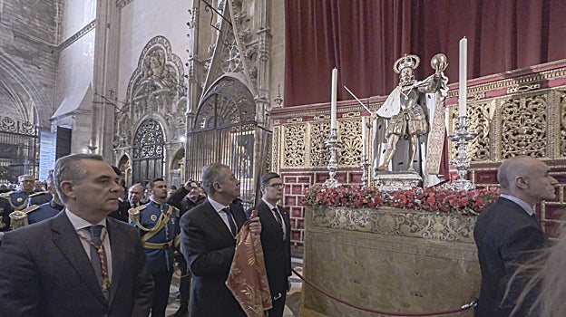 Procesión de la Lobera frente a la imagen del Rey San Fernando en la Catedral de Sevilla