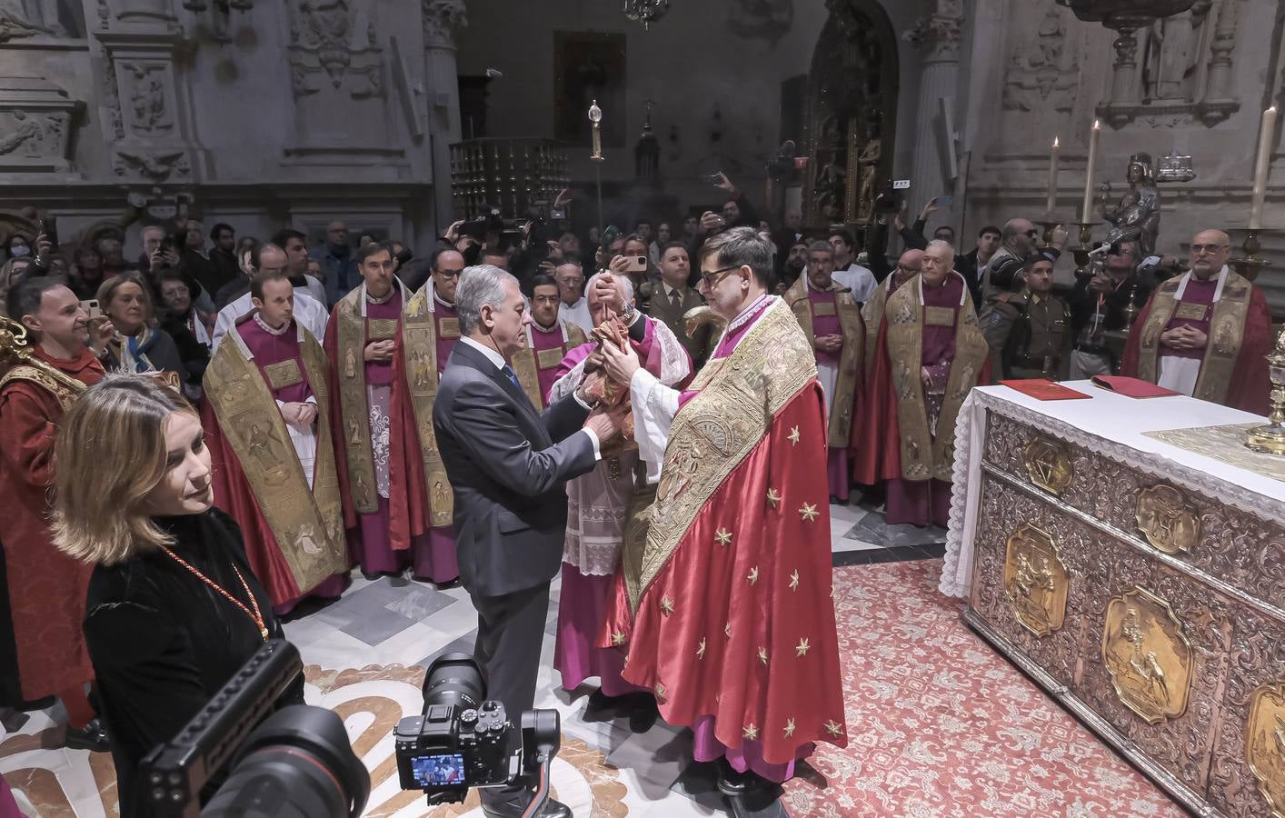 Apertura de la urna de San Fernando, misa y procesión de la espada en la Catedral de Sevilla con motivo de la festividad de San Clemente