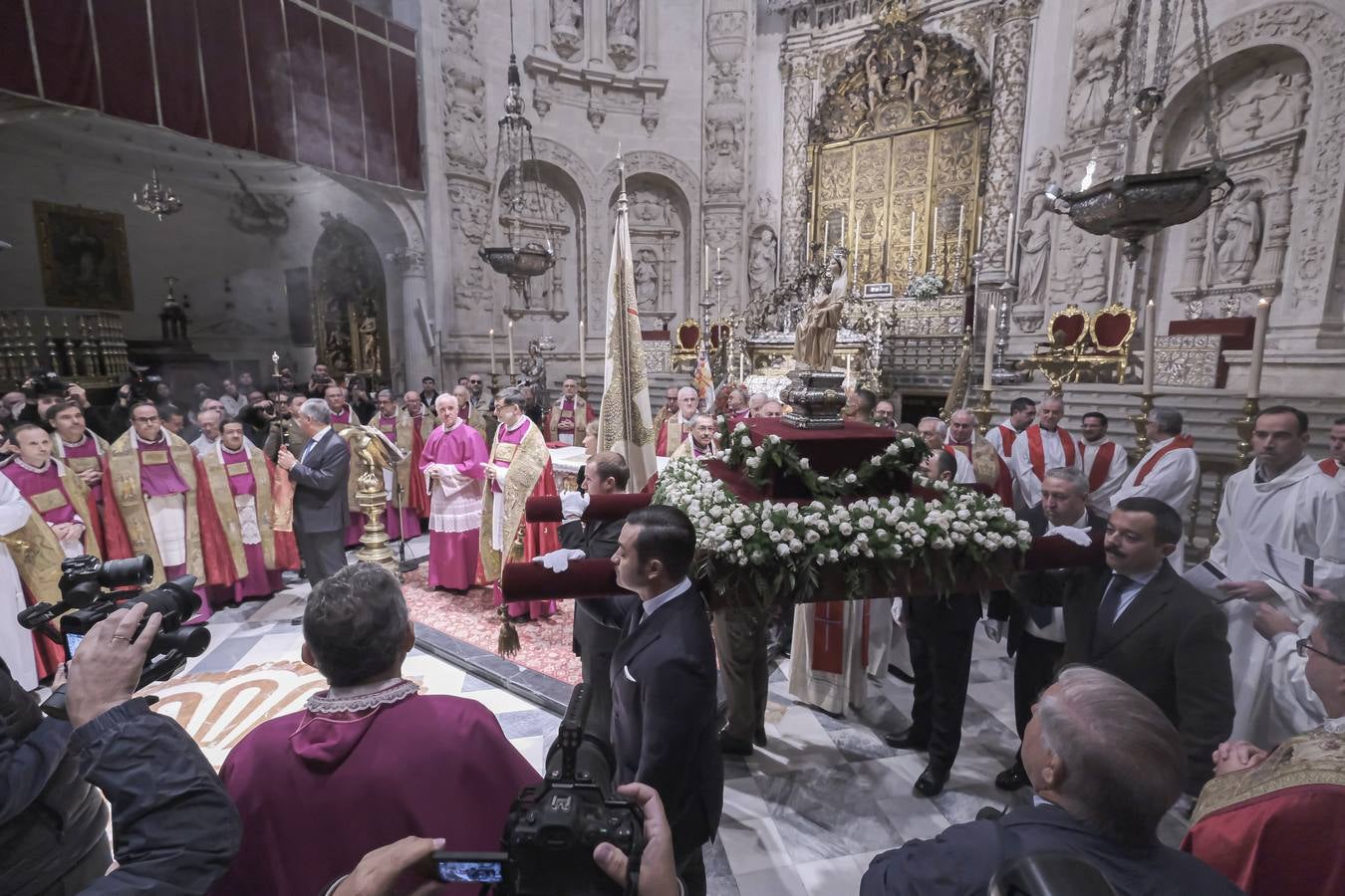 Apertura de la urna de San Fernando, misa y procesión de la espada en la Catedral de Sevilla con motivo de la festividad de San Clemente
