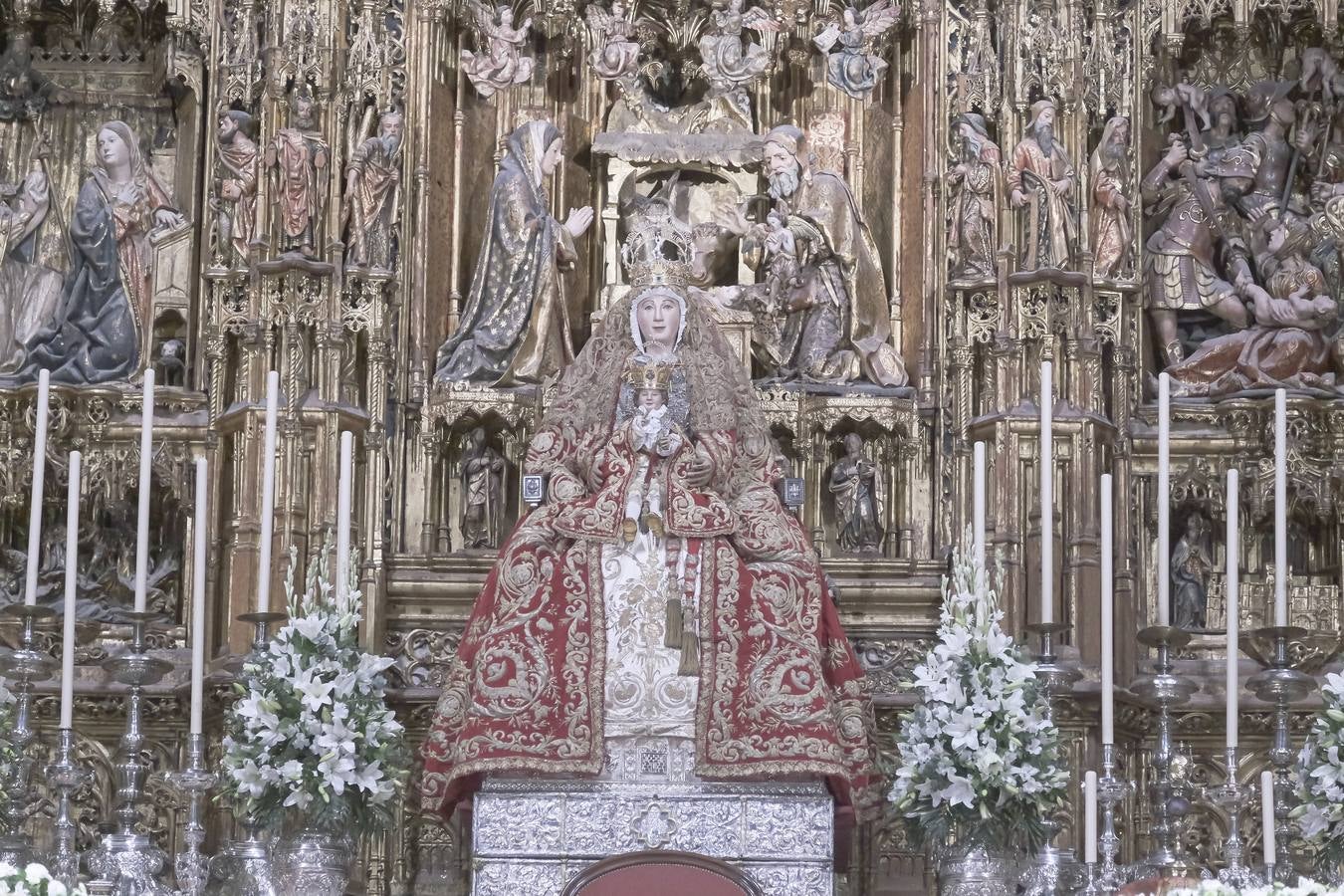 Apertura de la urna de San Fernando, misa y procesión de la espada en la Catedral de Sevilla con motivo de la festividad de San Clemente