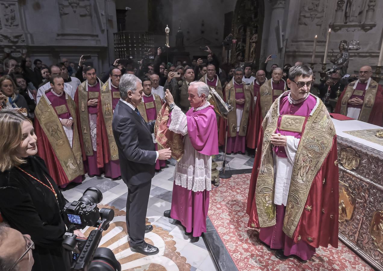 Apertura de la urna de San Fernando, misa y procesión de la espada en la Catedral de Sevilla con motivo de la festividad de San Clemente